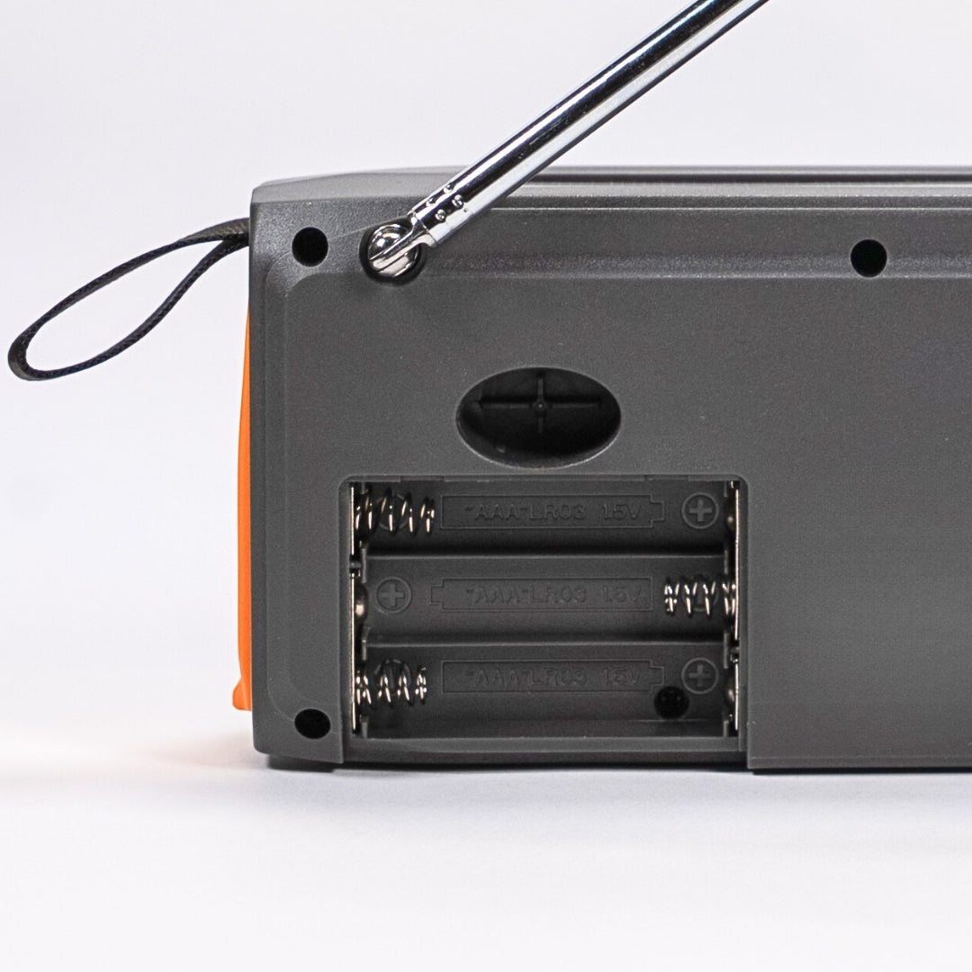 Nødradio - 4500 mAh DAB+/FM-radio, powerbank, lommelykt, sveivgenerator, AAA-batterier