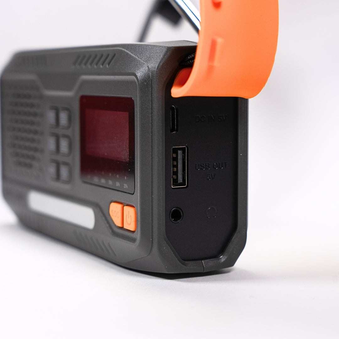 Nødradio - 4500 mAh DAB+/FM-radio, AAA-batterier, powerbank, lommelykt, sveivgenerator,